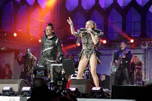 Los Black Eyed Peas actúan durante el concierto de apertura del Mundial Sudáfrica 2010, en el estadio Orlando, en Soweto. (Foto Prensa Libre: EFE)<br mce_bogus="1"/>