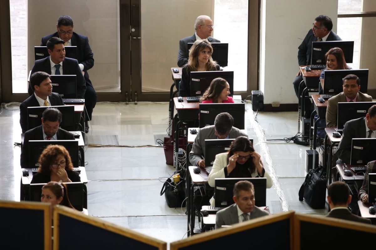 Candidatos a fiscal general realizan examen como parte del proceso de selección. (Foto Prensa Libre: Paulo Raquec)