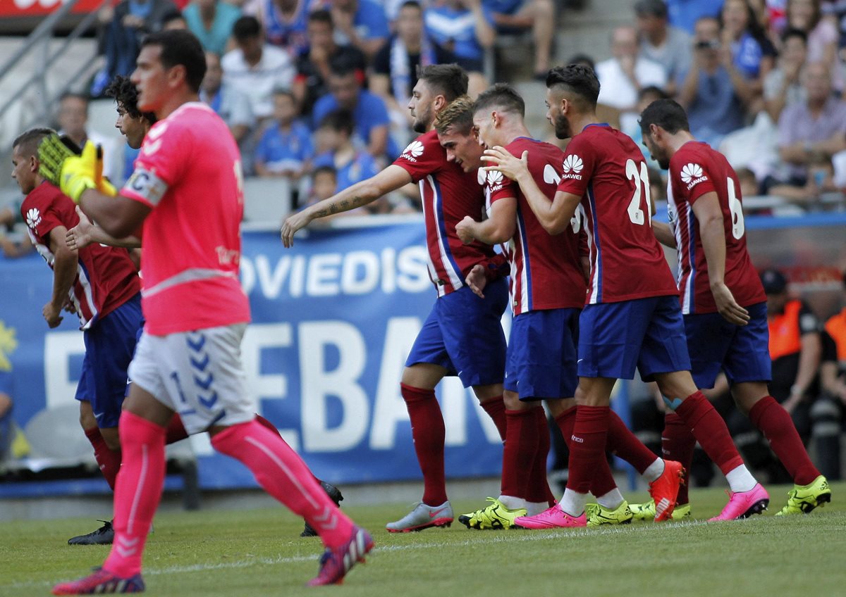 Los jugadores del Atlético de Madrid celebran el gol que anotaron durante el partido. (Foto Prensa Libre: EFE)