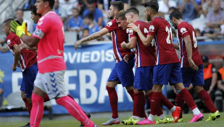 Los jugadores del Atlético de Madrid celebran el gol que anotaron durante el partido. (Foto Prensa Libre: EFE)