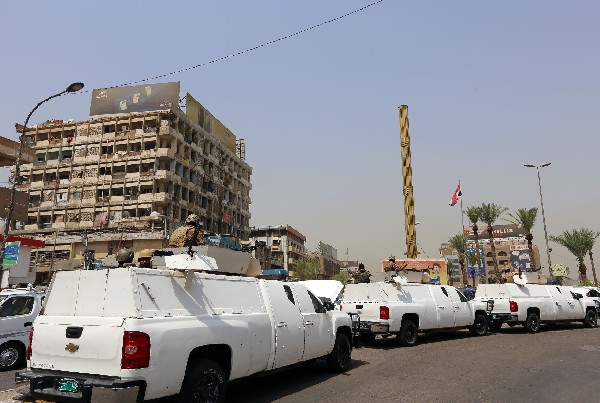 Fuerzas de seguridad iraquí patrullan un barrio de Bagdad.(Foto Prensa Libre: AFP)