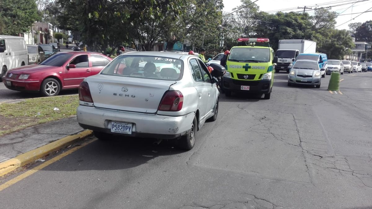 La mujer dio a luz en este taxi cerca de Las Charcas, zona 11. (Foto Prensa Libre: PMT de Guatemala)
