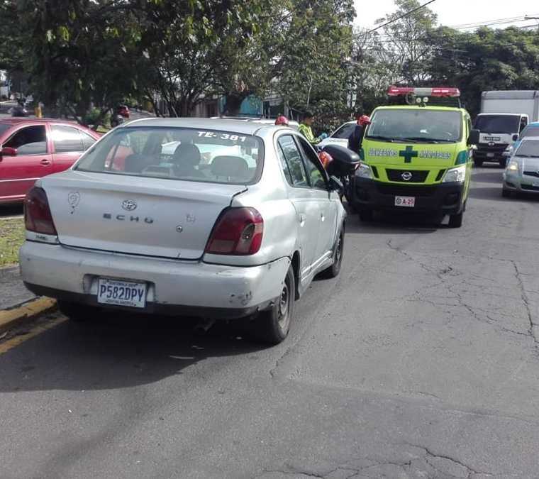 La mujer dio a luz en este taxi cerca de Las Charcas, zona 11. (Foto Prensa Libre: PMT de Guatemala)