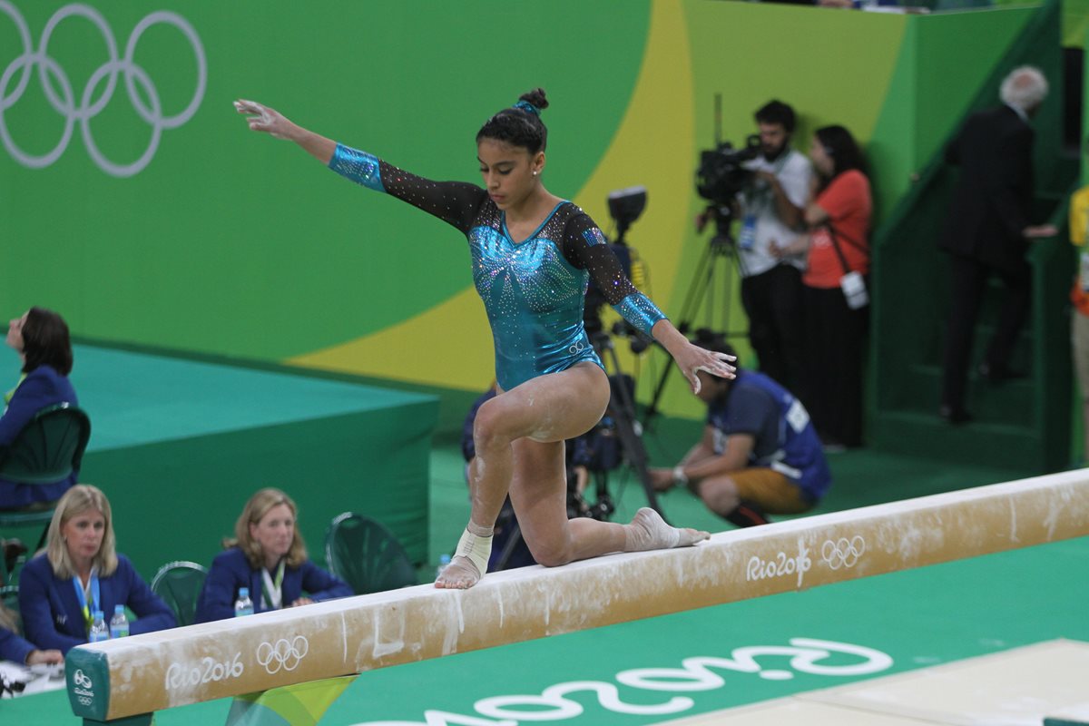 Ana Sofía Gómez durante su participación en la viga de equilibrio. (Foto Prensa Libre: Cortesía COG)