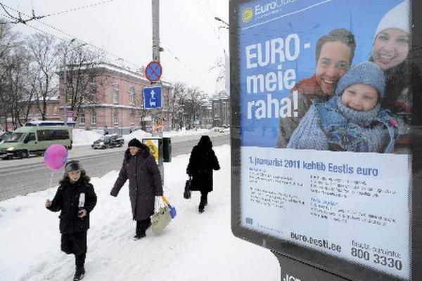 Diversos carteles con información han sido colocados en las principales calles y avenidas de la capital de Estonia para indicar el ingreso del Euro a partir del 1 de enero. (Foto Prensa Libre. AP)