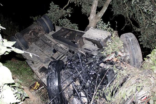 El autobús volcó y cayó a una hondonada. (Foto Prensa Libre: Víctor Chamalé)<br _mce_bogus="1"/>