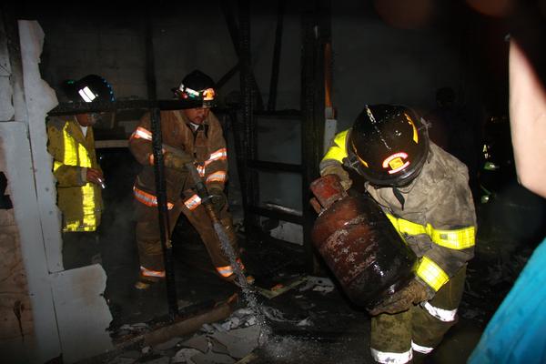 Cuerpos de socorro sofocan las llamas para evitar que el siniestro afecte otras viviendas (Foto Prensa Libre: Renato Melgar) <br _mce_bogus="1"/>