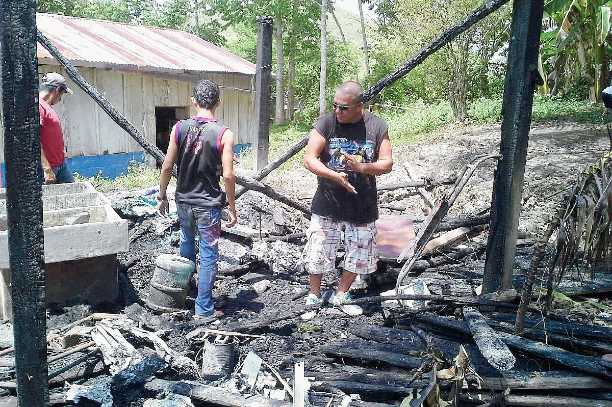 La bodega, en donde se guardaba material publicitario del partido Líder fue destruida por las llamas. (Foto Prensa Libre: Rigoberto Escobar)