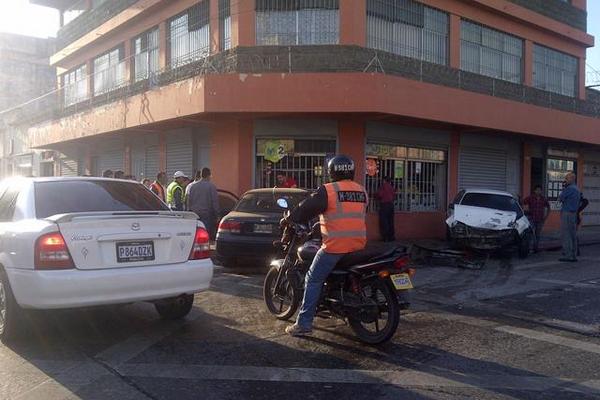 Tres personas resultaron heridas en el accidente de la 8a. avenida y 13 calle de la zoona 1. (Foto Prensa Libre: César Pérez Marroquín)<strong></strong> <strong></strong>
