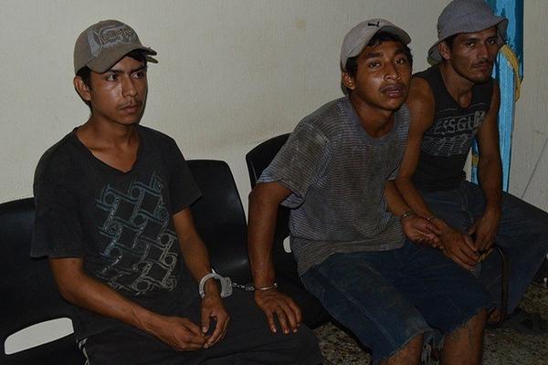 Los tres presuntos asaltantes capturados permanecen en el Juzgado de Paz de Río Bravo. (Foto Prensa Libre: Omar Méndez)  <br _mce_bogus="1"/>