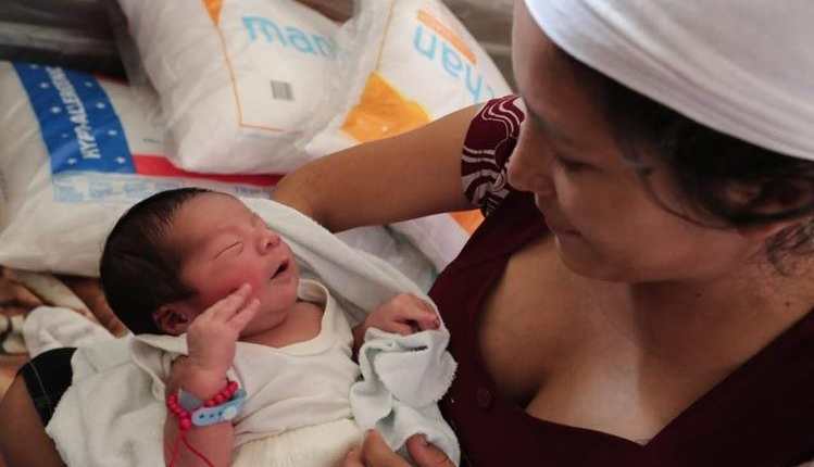 Esmeralda María Hernández, junto al nuevo miembro de su familia. Es un varón que nació el martes último. (Foto Prensa Libre: Álvaro Interiano)