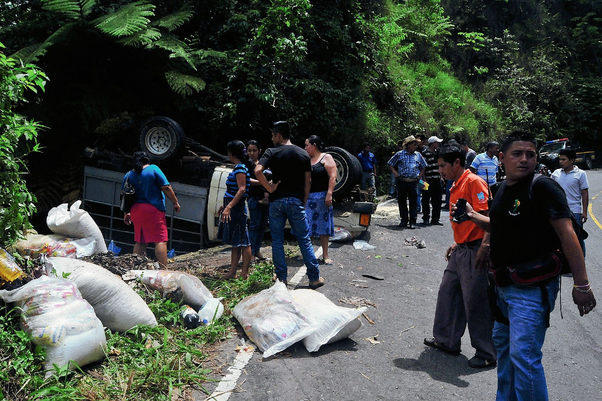Curiosos observan el picop que se accidentó en la ruta entre La Reforma, San Marcos, y Coatepeque, Quetzaltenango. (Foto Prensa Libre: Alexánder Coyoy)