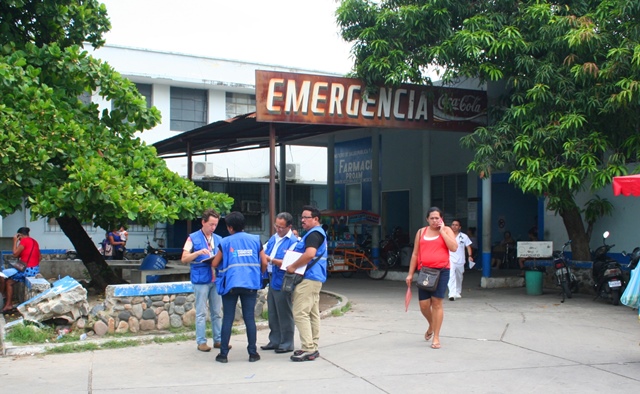 Personal de la PDH inpeccionan el Hospital Regional de Zacapa. (Foto Prensa Libre: Mario Morales)