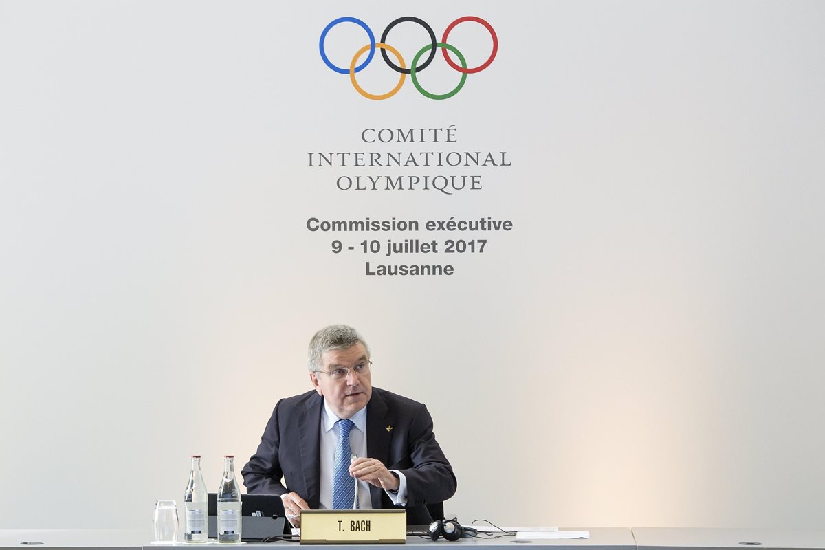 El presidente del COI, Thomas Bach, espera otorgar la sede para las próximas dos justas olímpicas. (Foto Prensa Libre: EFE)