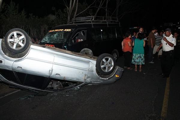 Según testigos, el vehículo particular era conducido a excesiva velocidad y colisionó con el microbús. (Foto Prensa Libre: Rolando Miranda)