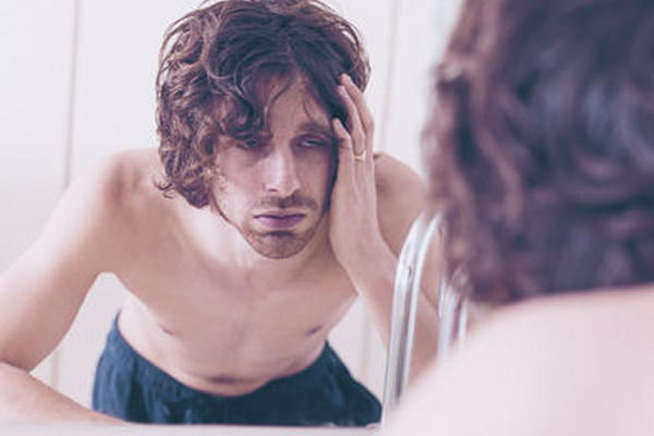 Hidratarse ayuda de manera efectiva a combatir la resaca.