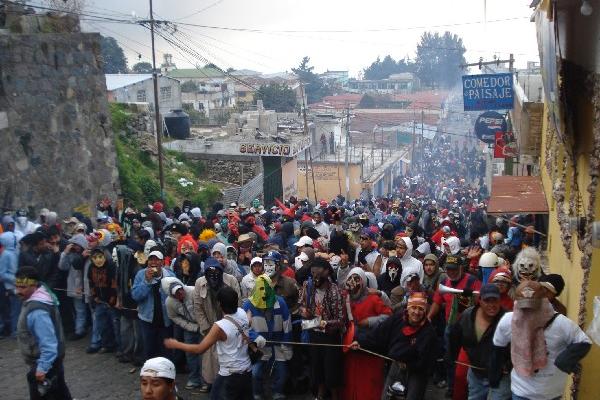 Los participantes en El Tabal visten disfraces, bailan y queman juegos piróténicos.