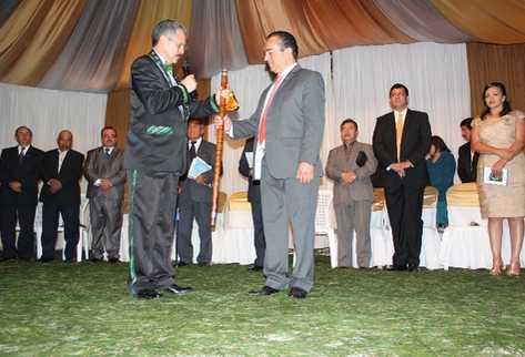 Estuardo Castro Rodas, de traje gris, es el nuevo alcalde de Santa Cruz del Quiché. (Foto Prensa Libre: Óscar Figueroa)