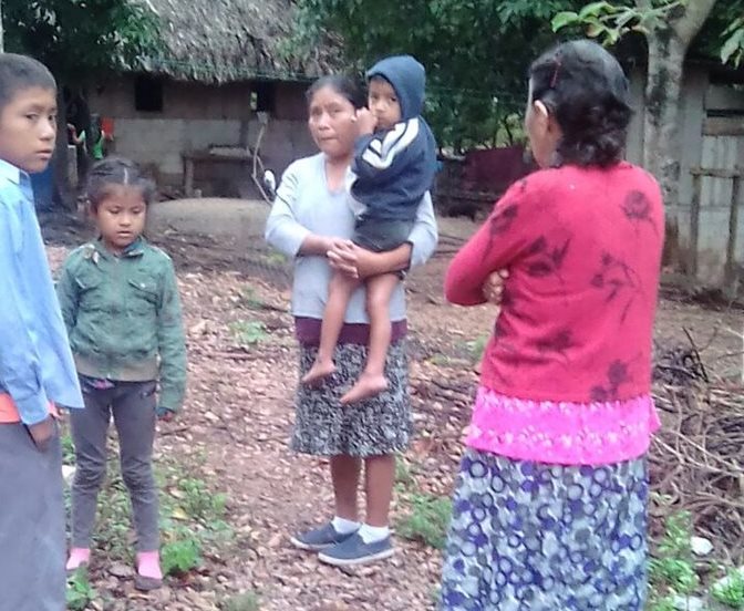 Familias tuvieron que salir de sus viviendas ante el temor que generaron los sismos. (Foto Prensa Libre: Rigoberto Escobar)