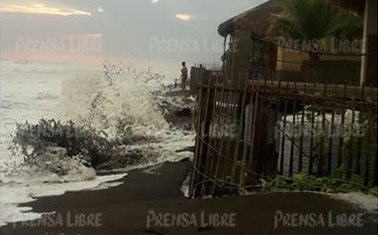 Al menos 65 viviendas en Moyuta, Jutiapa, resultaron afectadas por el alto oleaje de las últimas horas. (Foto Prensa Libre: Carlos E. Paredes)