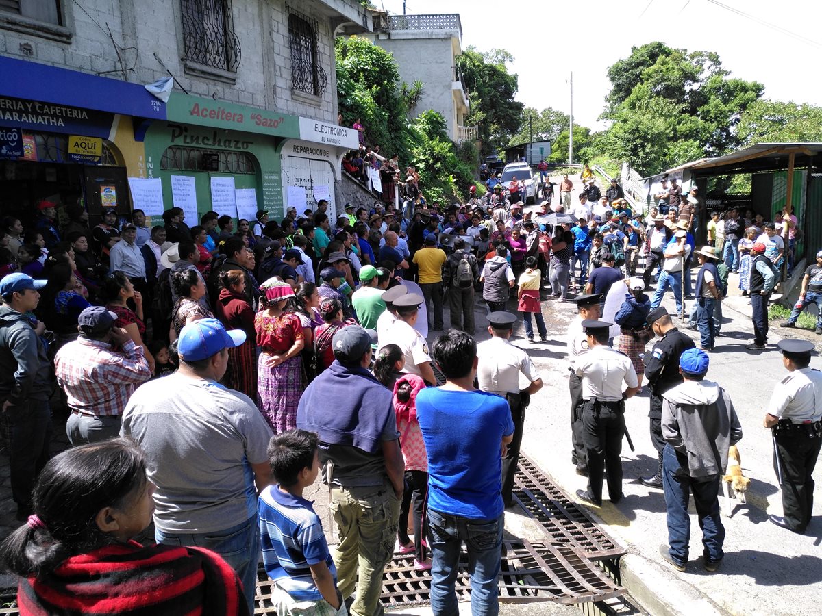 Pobladores exigen el cierre de un basurero, porque ocasiona daños en la salud de los niños. (Foto Prensa Libre: Ángel Julajuj)