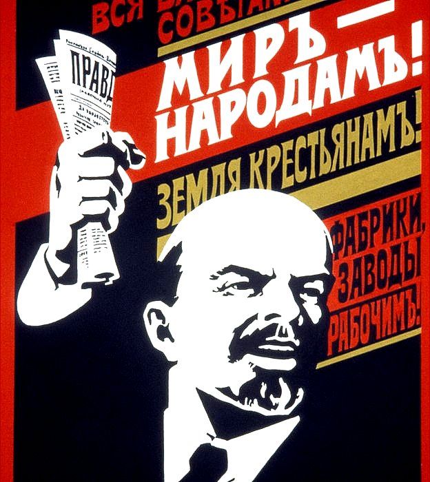 Poster con propaganda soviética de los años 20: "¡Todo el poder para los soviéticos! ¡Paz para el pueblo! ¡Fábricas y molinos para los trabajadores!". Lenin empuñando el diario Pravda... ¿financiado por Alemania? GETTY IMAGES