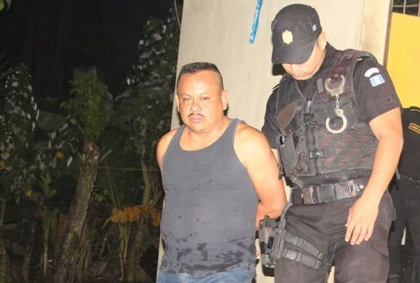 Walter Alexánder Barrera Paiz es aprehendido en Puerto Barrios, luego de haber sido sorprendido cuando lanzaba piedras a una cisterna de combustible. (Foto Prensa Libre: PNC)