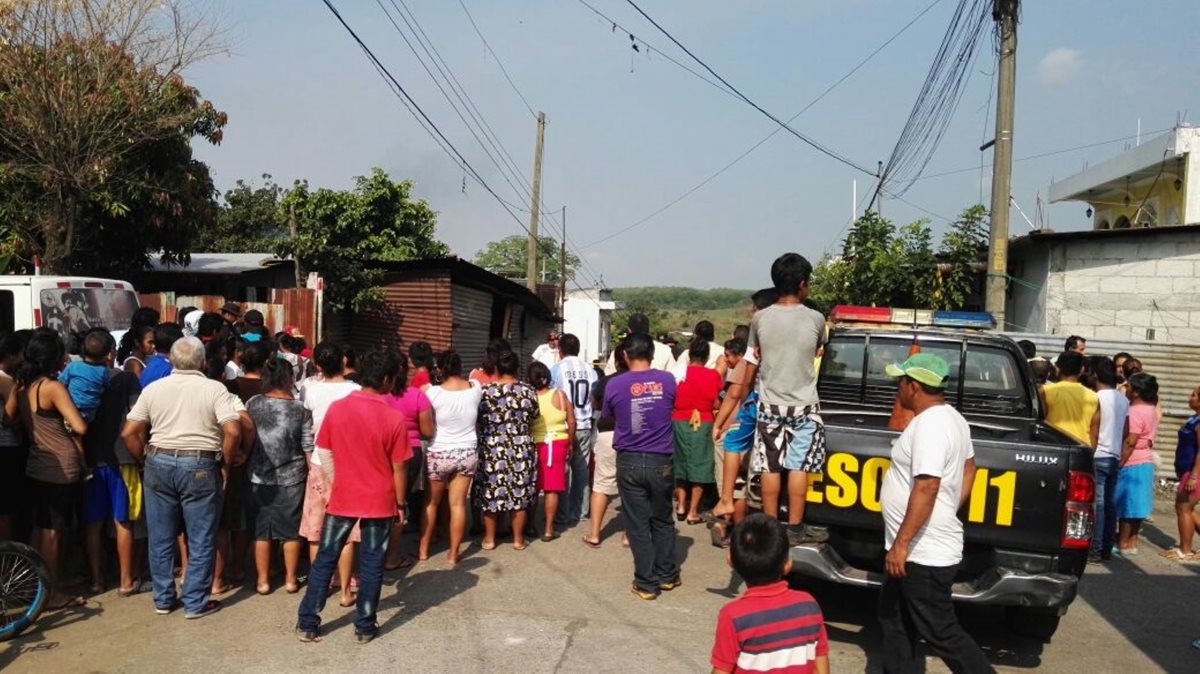 Agentes de la PNC recaban evidencias afuera de una venta de tortillas, donde fue ultimada una mujer. (Foto Prensa Libre: Carlos E. Paredes)
