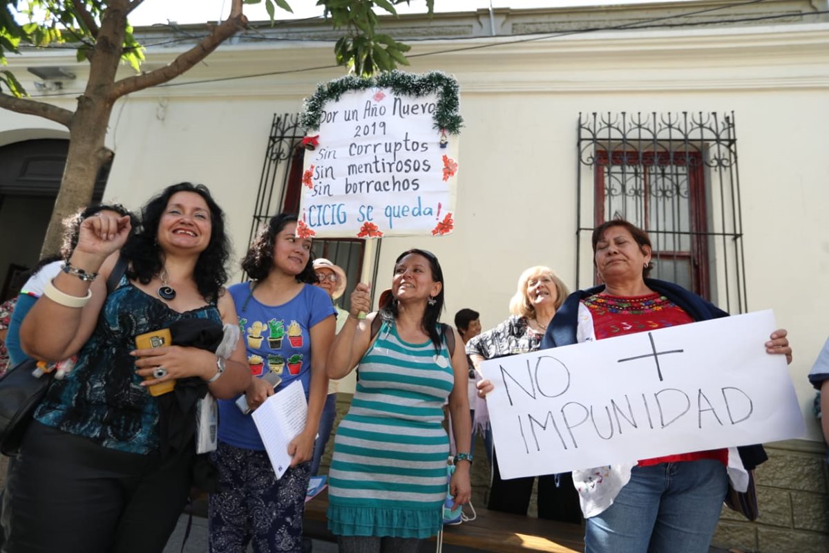Un grupo de guatemaltecos llegó al Corte de Constitucionalidad a mostrar su rechazo a la impunidad. (Foto Prensa Libre: Esbin García)