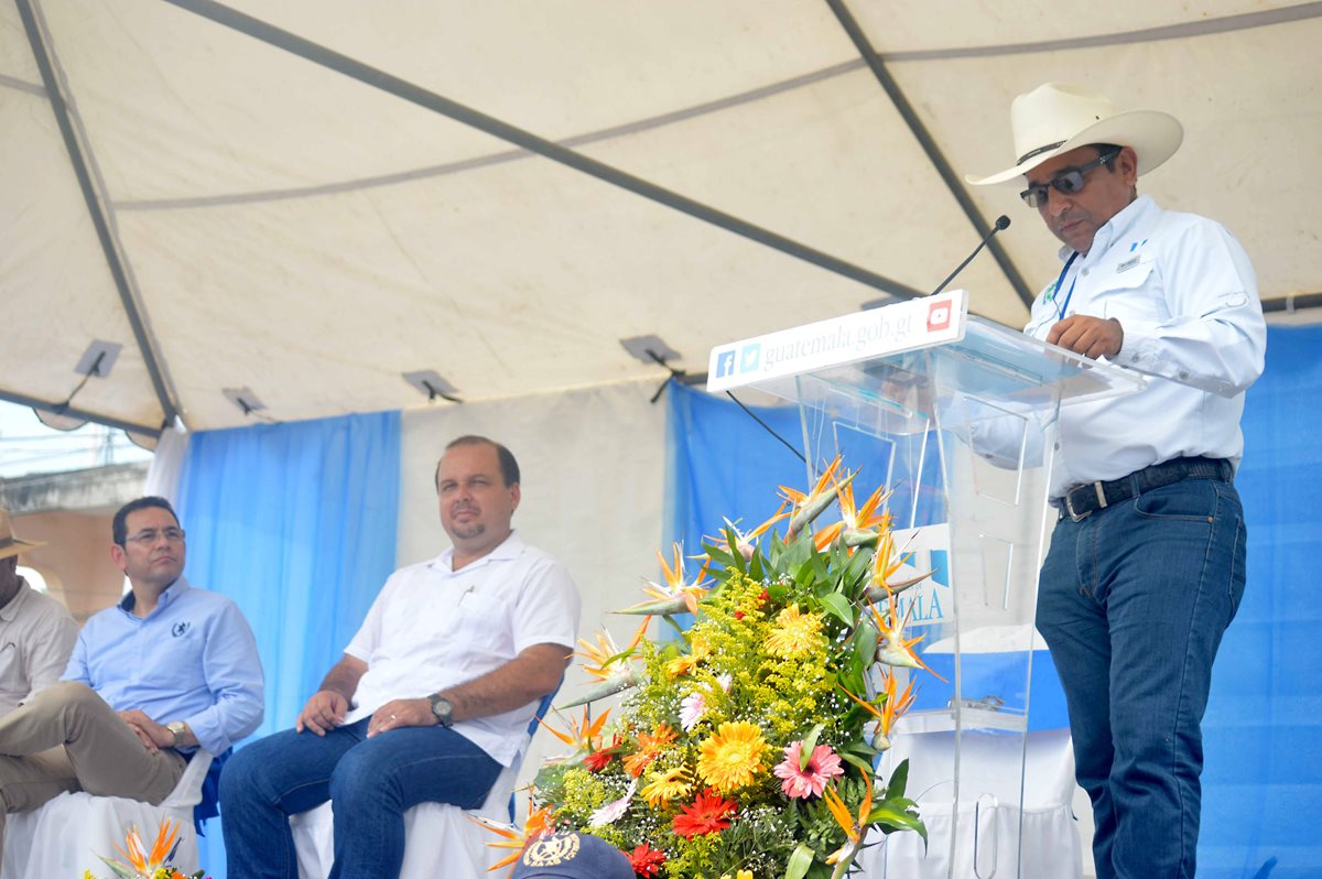 Representantes ganaderos agradecieron al Presidente Jimmy Morales el respaldo a ese sector durante una actividad en Los Amates, Izabal, el pasado fin de semana. (Foto Prensa Libre: Dony Stewart)