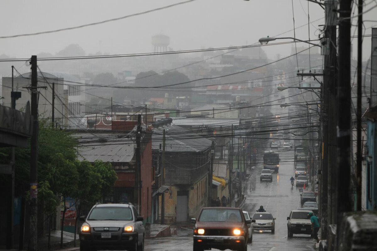 El Insivumeh recomienda a la población abrigarse durante la madrugada y noche por las bajas temperaturas. (Foto Prensa Libre: Esbin García)