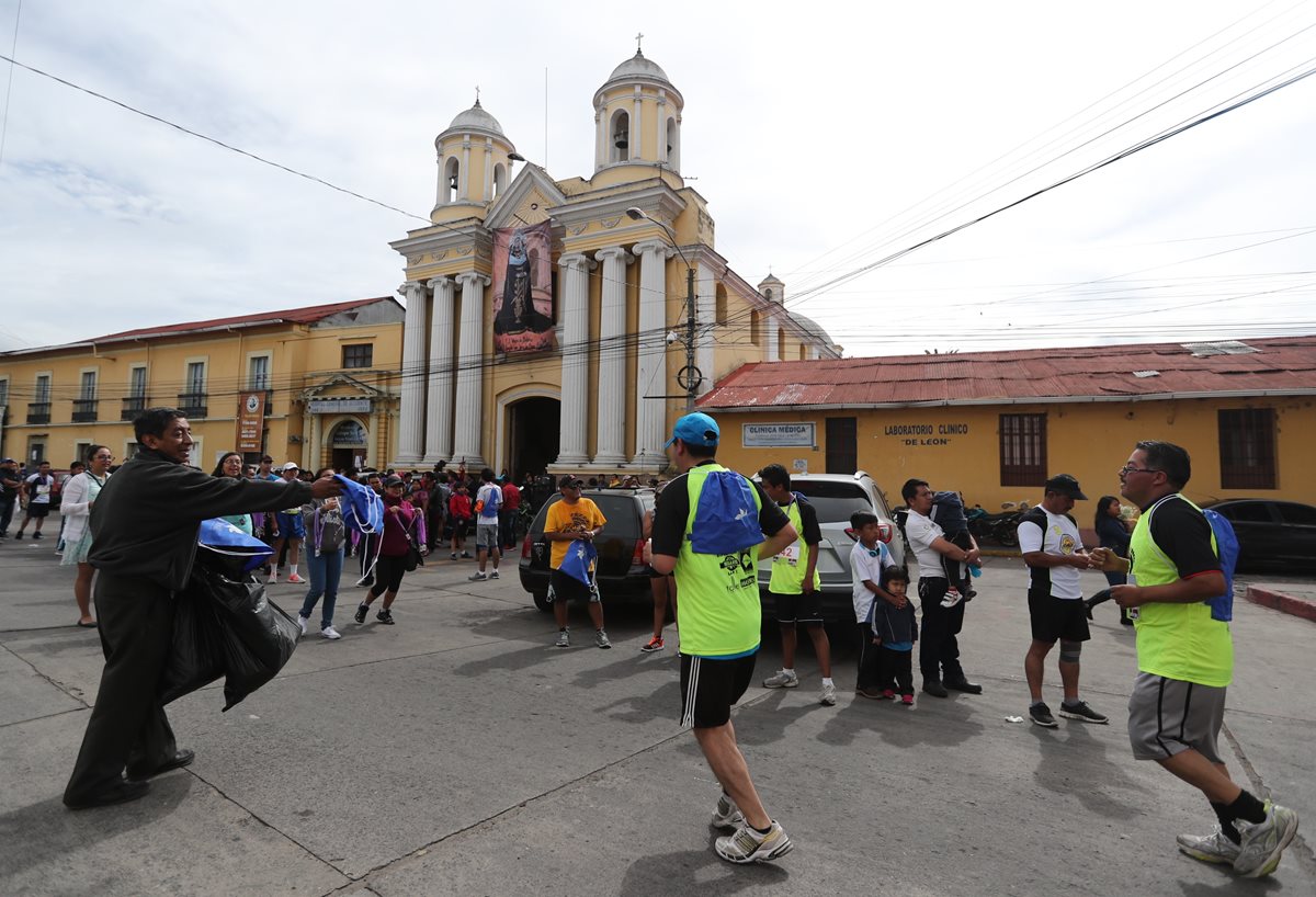 Corren para apoyar con la recolección de fondos de la iglesia San Juan de Dios, ubicada en la 14 avenida de la zona 3 de Xela. (Foto Prensa Libre: Fred Rivera)