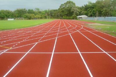 La pista del  Complejo Deportivo de Puerto Barrios, Izabal, fue instalada por una empresa de Monzón Rojas. (Foto Prensa Libre: canchas-deportivas.com)