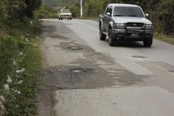 Conductores usan carril contrario en donde los agujeros  dificultan el paso.