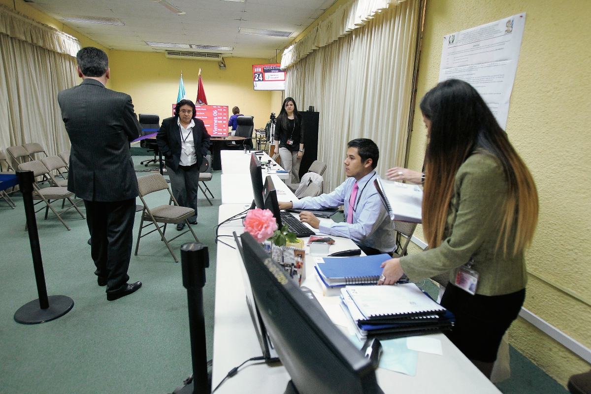 En este proceso se recibieron expedientes de 24 aspirantes a director del IDPP. (Foto Prensa Libre: Paulo Raquec)