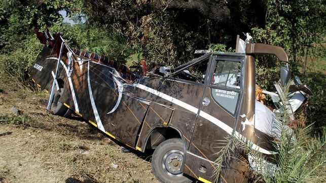 Varios muertos al caer autobús a barranco en la India. (Foto Prensa Libre: EFE)