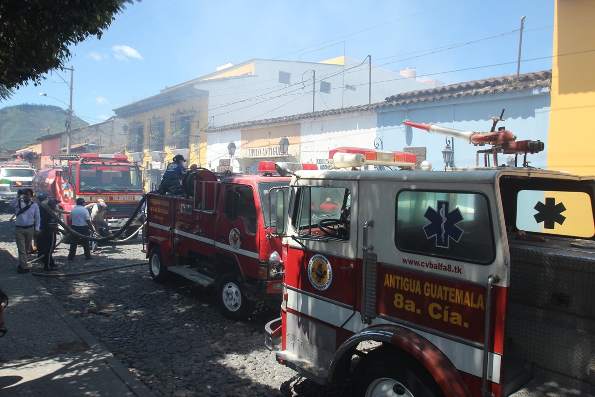 Socorristas controlan incendio en negocio en Antigua Guatemala, Sacatepéquez. (Foto Prensa Libre: Miguel López)