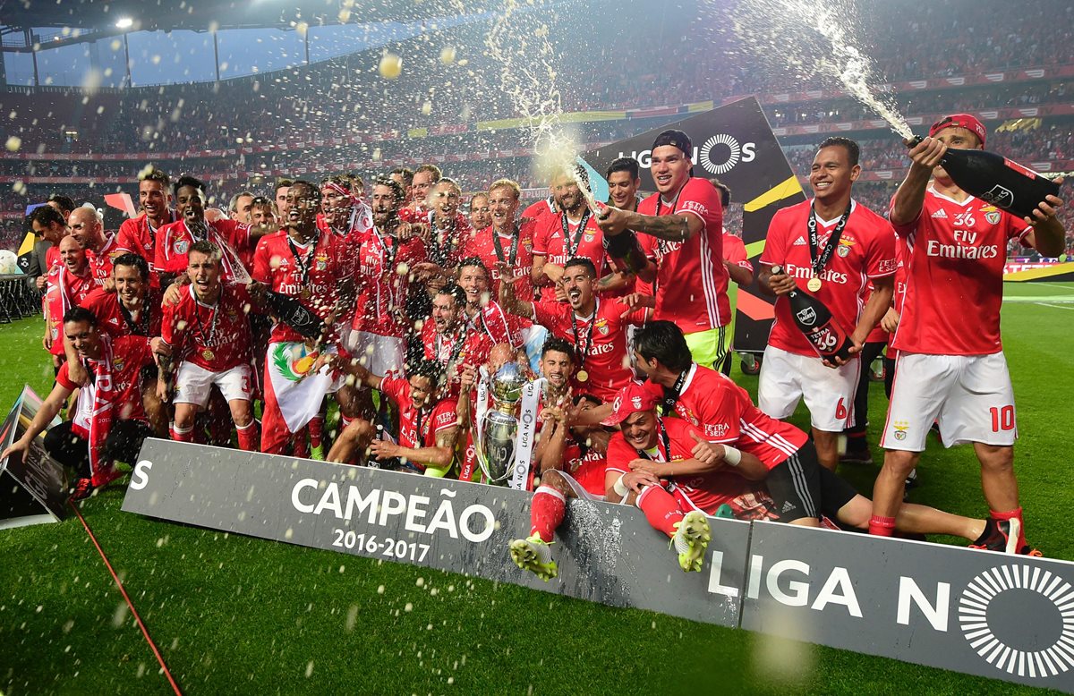 Los jugadores del Benfica festejan el tetracampeonato de la liga de Portugal. (Foto Prensa Libre: AFP)