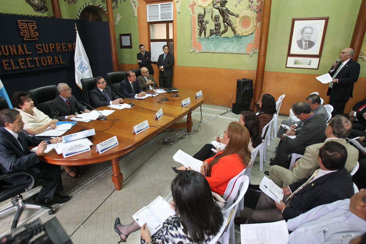Fiscales de partidos políticos increpan a magistrados por no adjudicar las diputaciones. (Foto Prensa Libre: Hemeroteca PL)