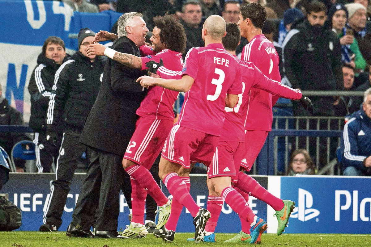 Marcelo festeja junto a sus compañeros y Carlo Ancelotti el segundo gol merengue. (Foto Prensa Libre: EFE).