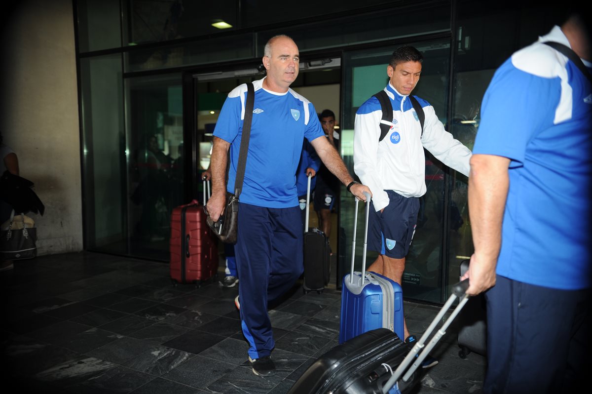 Iván Franco Sopegno y Carlos Gallardo a su salida del aeropuerto La Aurora. (Foto Prensa Libre: Óscar Felipe)