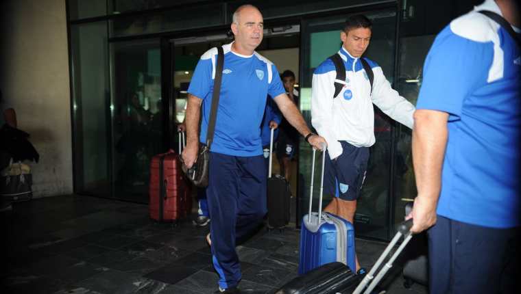 Iván Franco Sopegno y Carlos Gallardo a su salida del aeropuerto La Aurora. (Foto Prensa Libre: Óscar Felipe)