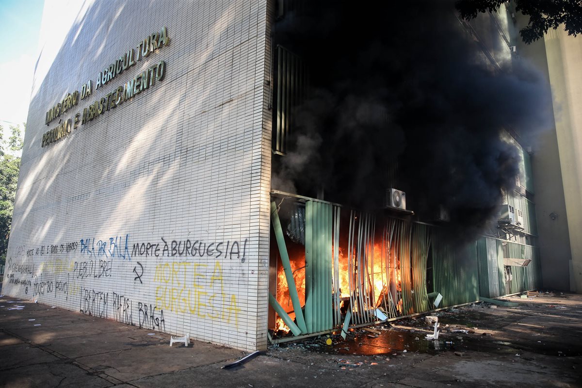 La sede del Ministerio de Agricultura arde durante manifestaciones contra Temer en Brasil. (Foto Prensa Libre: EFE)