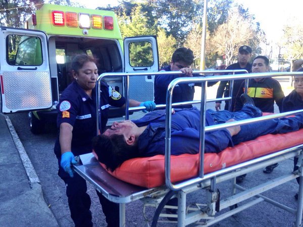 Los Bomberos Municipales trasladaron al Hospital Roosevelt a los heridos por caída de la Rueda de Chicago de Interfer. (Foto Prensa Libre: Bomberos Municipales)