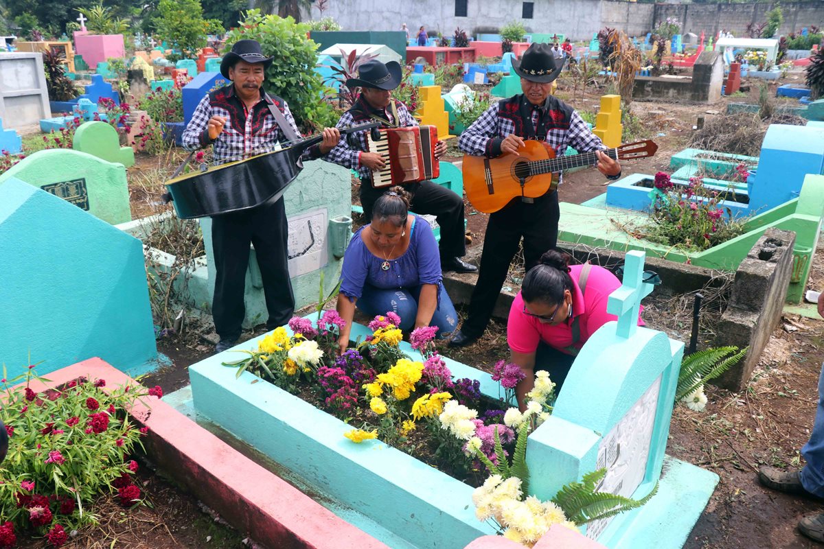 Desde temprano cientos acudieron al cementerio en Retalhuleu para recordar a sus madres.(Foto Prensa Libre: Rolando Miranda)