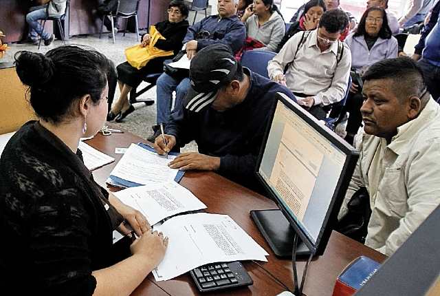 La oficina Nacional de Servicio Civil ha sido usada como agencia de empleos por los gobiernos. (Foto Prensa Libre: Paulo Raquec)