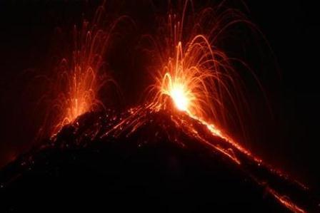 El Volcán de Fuego mantiene una constante erupción y la lluvia podría provocar deslaves. (Foto Prensa Libre: Insivumeh)