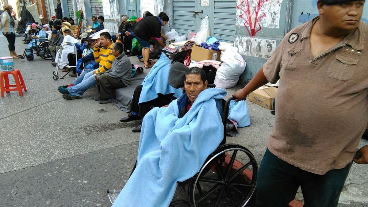 Ancianos, algunos en sillas de ruedas, permanecen frente al Congreso, exigiendo presupuesto para el hogar Dulce Refugio. (Foto Prensa Libre: Estuardo Paredes)