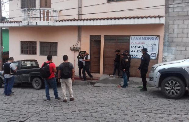 En operativo la fiscalía coordinó la aprehensión de siete personas por lavado de dinero. (Foto Prensa Libre: Ministerio Público)