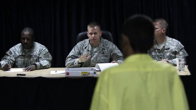 El ejército de EE.UU. aprovechó los efectos psicológicos del sonido para "ablandar" a los prisioneros iraquíes durante sus interrogatorios. GETTY IMAGES